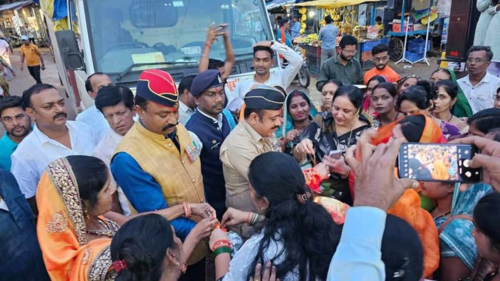 सिपाही रक्षा सूत्र : फौजियों के लिए छात्राओं ने बनाई राखी, कहा- सूनी नहीं रहेगी हमारे भाइयों की कलाई