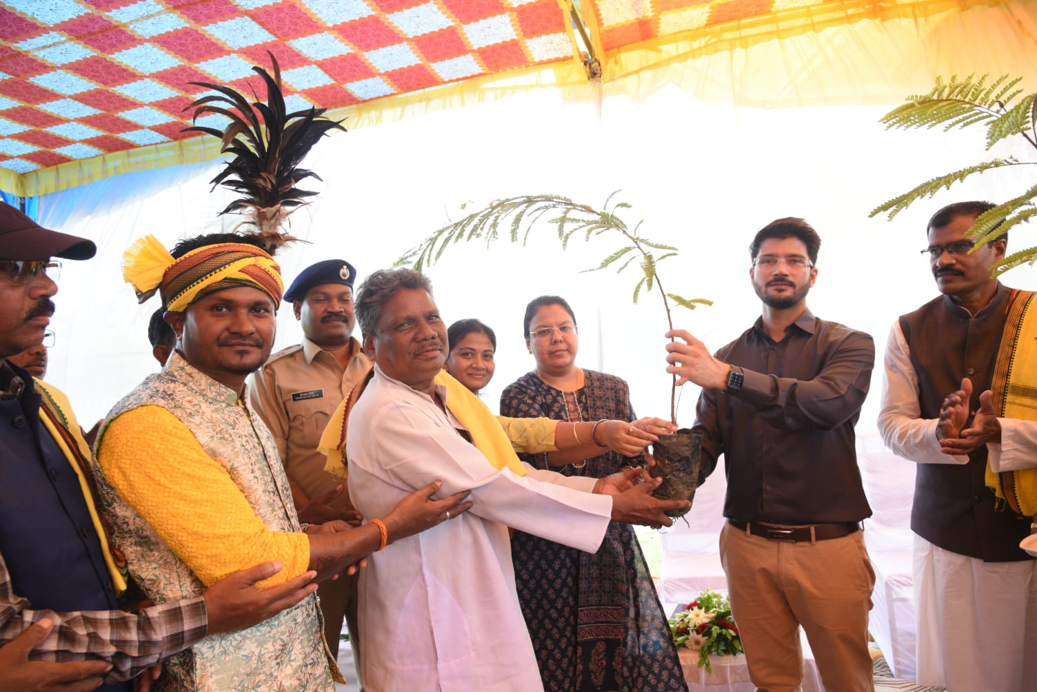 बलौदाबाजार में हर्षोल्लास के साथ मनाया गया विश्व आदिवासी दिवस, पारम्परिक वेशभूषा में पहुंचे मूल निवासी