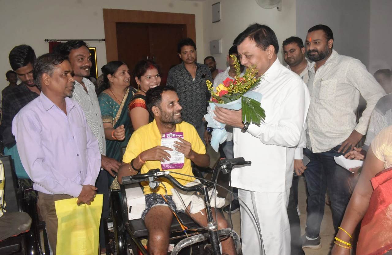 श्रम मंत्री लखन लाल देवांगन ने दिव्यांगजनों को वितरित किए मोटराइज्ड ट्राइसाइकल