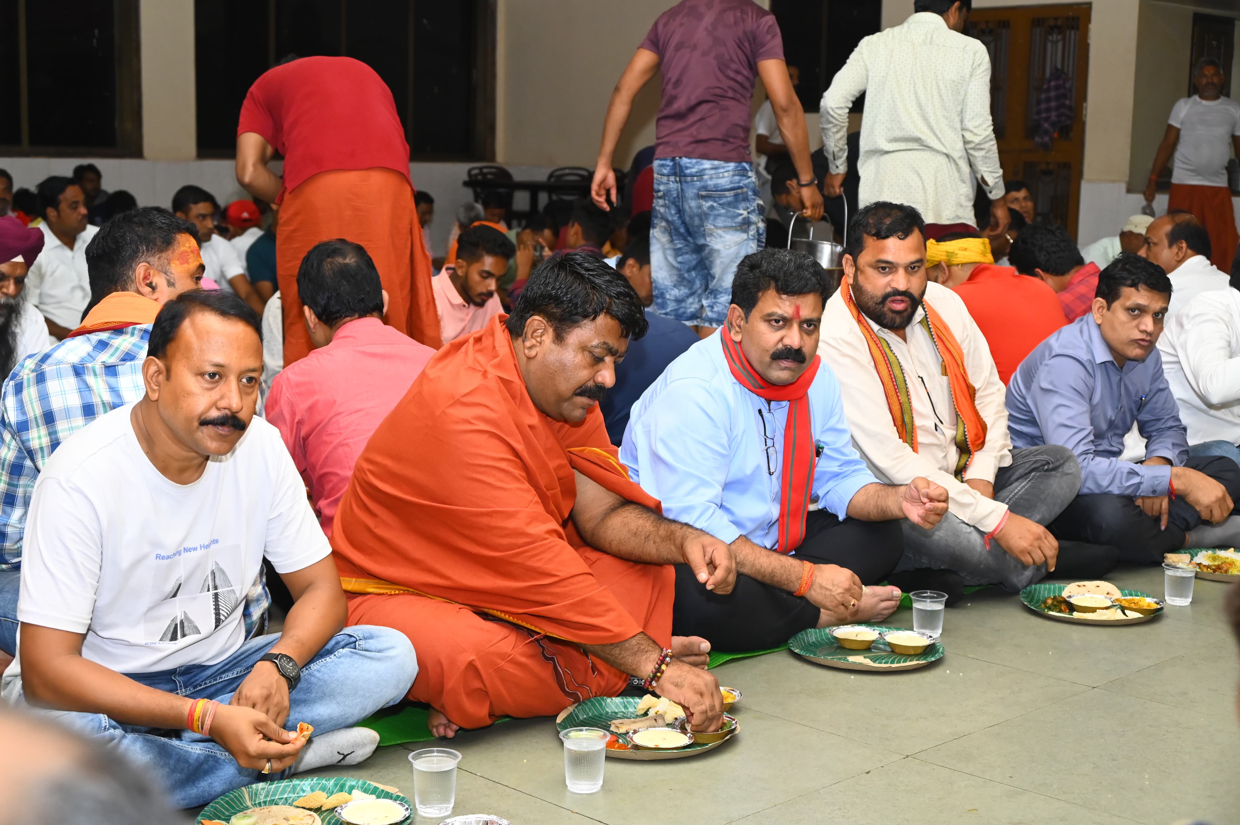 उपमुख्यमंत्री विजय शर्मा आज कावड़ियों के बीच पहुँचे अमरकंटक,&nbsp;कांवड़ियों को किया भोजन का वितरण और साथ में बैठकर किया भोजन