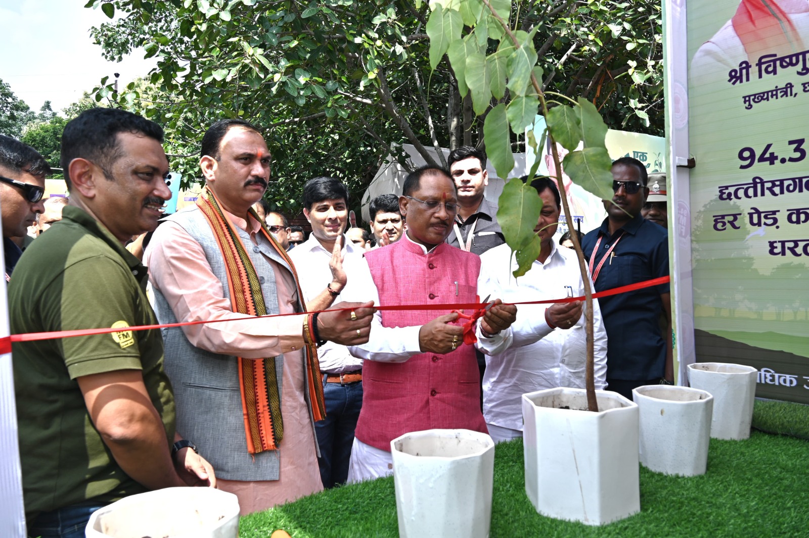&lsquo;&lsquo;एक पेड़ महतारी के नाम&rsquo;&rsquo; महाभियान का शुभारंभ, एक पेड़ महतारी के नाम रथ को हरी झण्डी दिखाकर किया रवाना