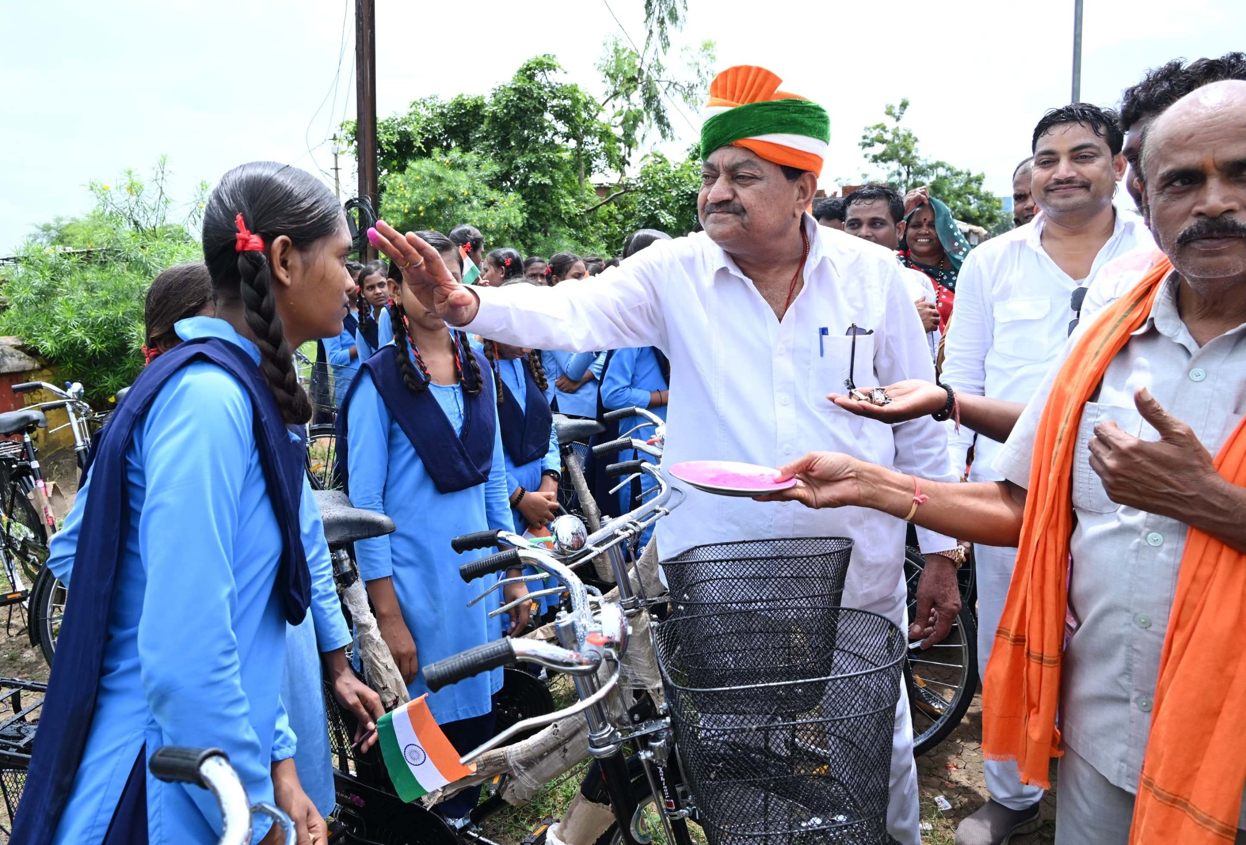खाद्य मंत्री श्री बघेल ने 88 छात्राओं को किया साइकिल वितरण