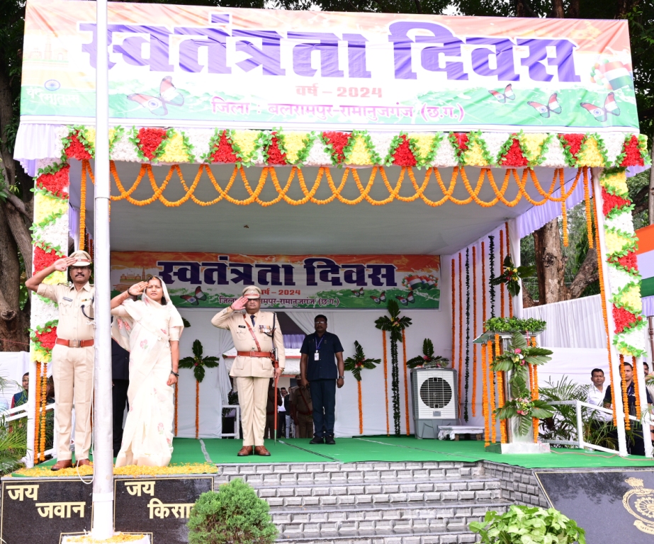 महिला एवं बाल विकास मंत्री लक्ष्मी राजवाड़े ने ध्वजारोहण कर ली परेड की सलामी