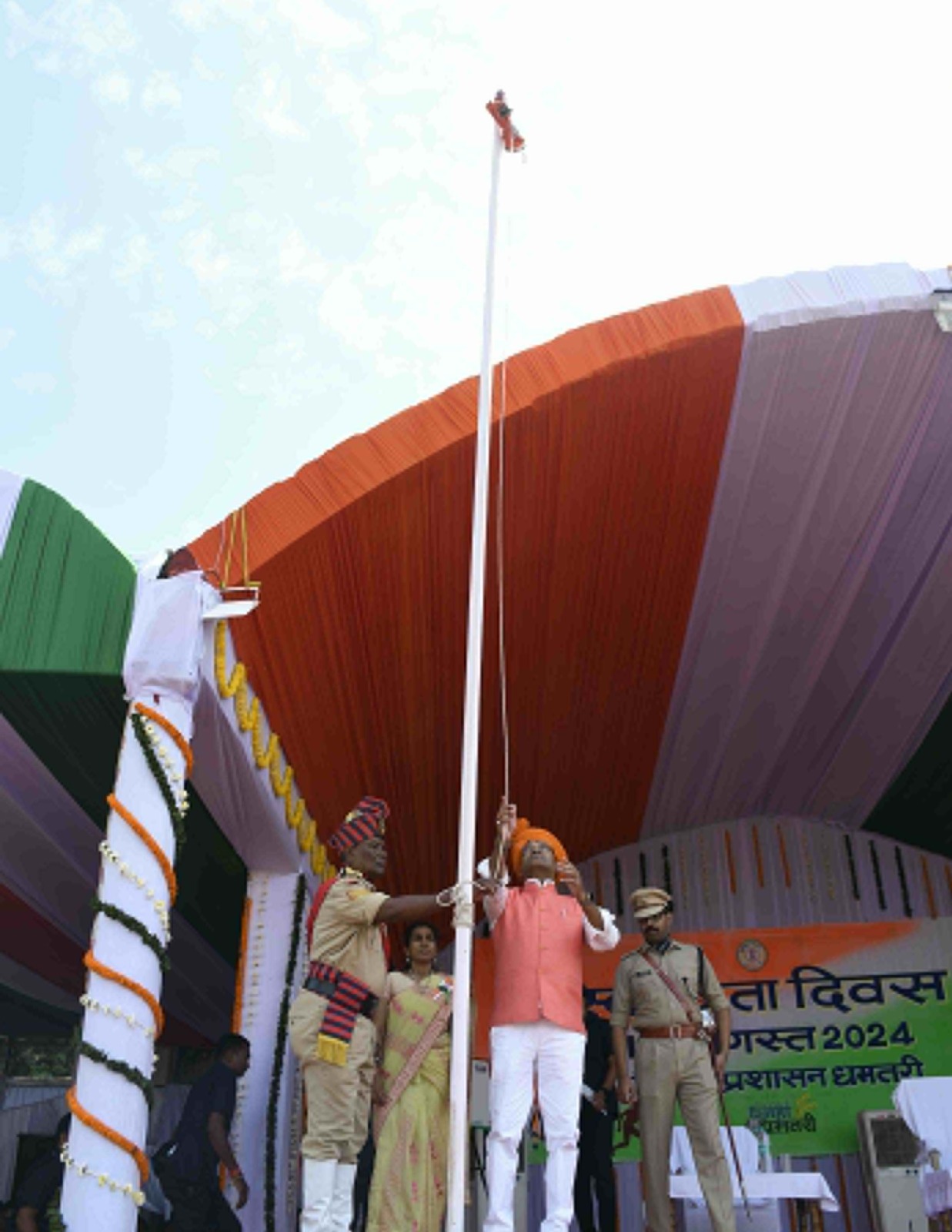 विधायक कुरूद अजय चन्द्राकर ने धमतरी में किया ध्वजारोहण, उत्कृष्ट कार्य करने वाले 54 लोग सम्मानित