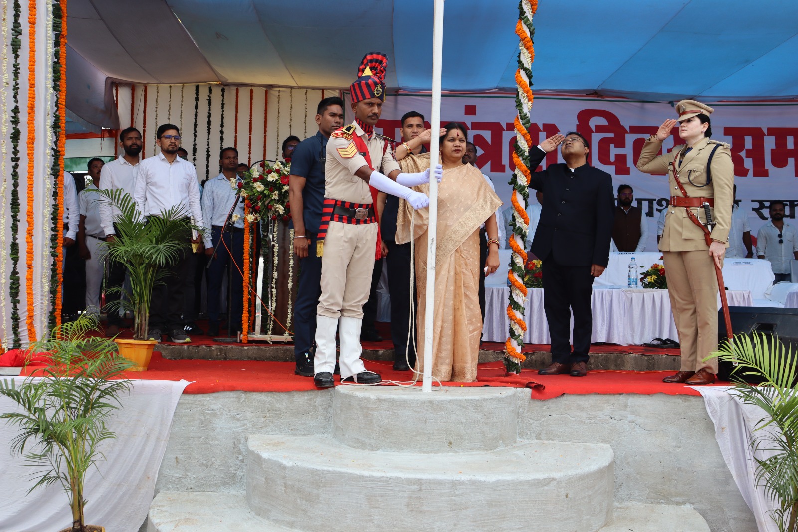 सांसद कमलेश जांगड़े ने किया ध्वजारोहण और परेड की ली सलामी, मुख्यमंत्री का जनता के नाम प्रेषित संदेश का किया वाचन