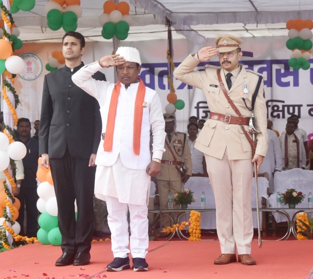 बस्तर सांसद महेश कश्यप ने मुख्य समारोह में किया ध्वजारोहण