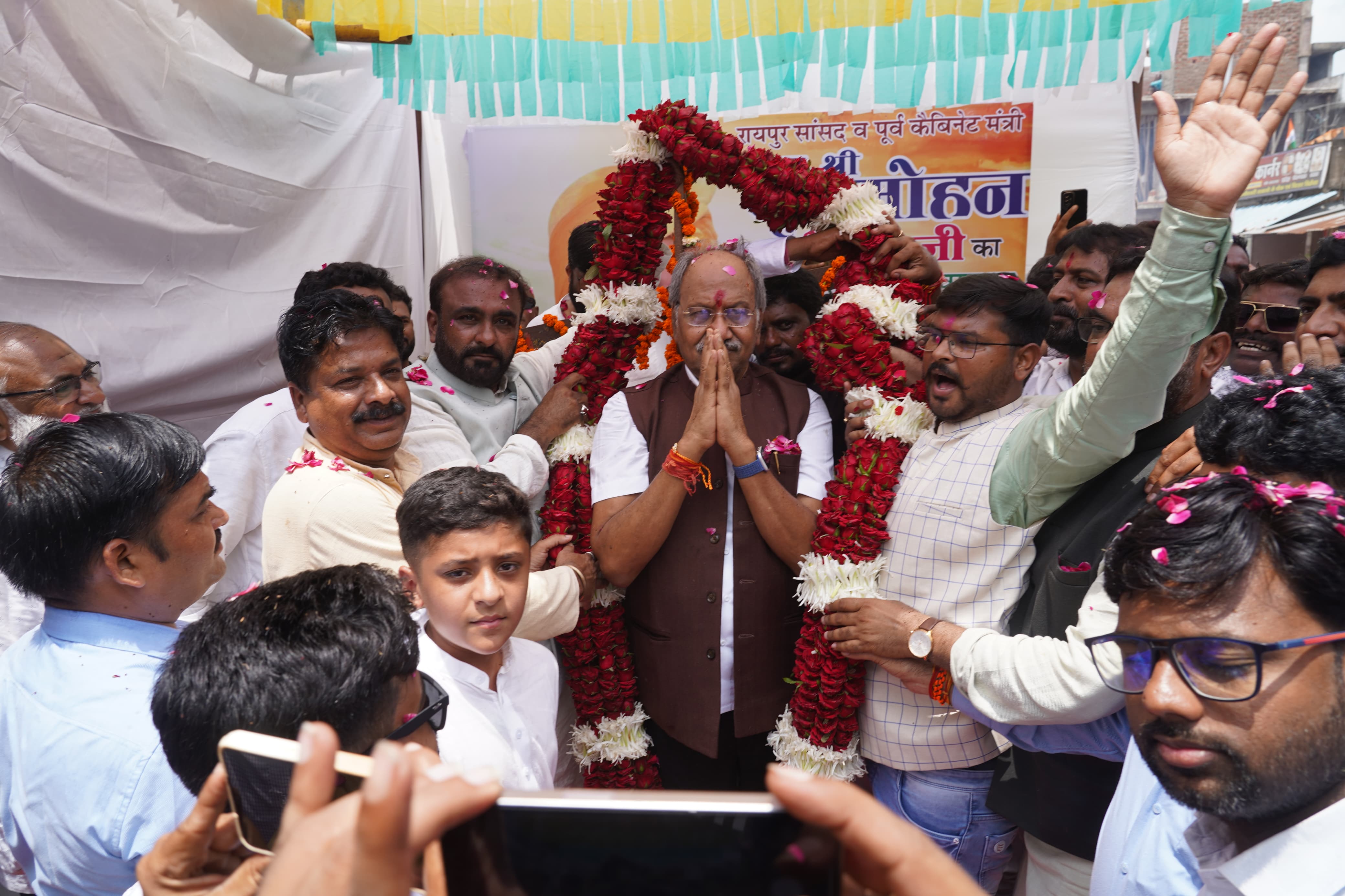 गरियाबंद में सांसद बृजमोहन अग्रवाल का ऐतिहासिक स्वागत, नपा अध्यक्ष की अगुवाई में सांसद के स्वागत में उमड़ा गरियाबंद, दर्जनों जेसीबी की मदद से की गई फूलों की बारिश