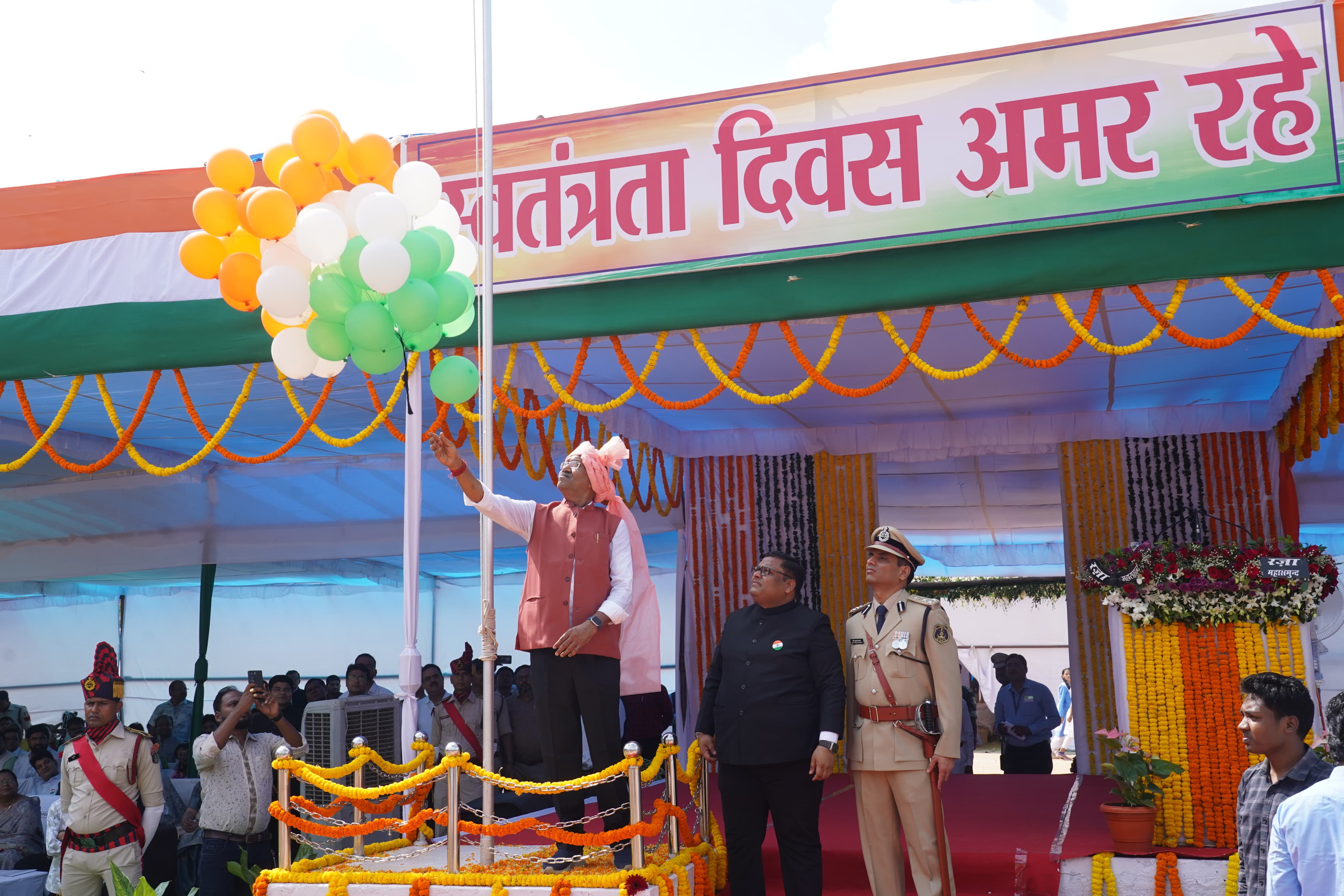 स्वतंत्रता दिवस पर सांसद बृजमोहन अग्रवाल ने गयियाबंद में किया ध्वजारोहण, परेड की सलामी ली