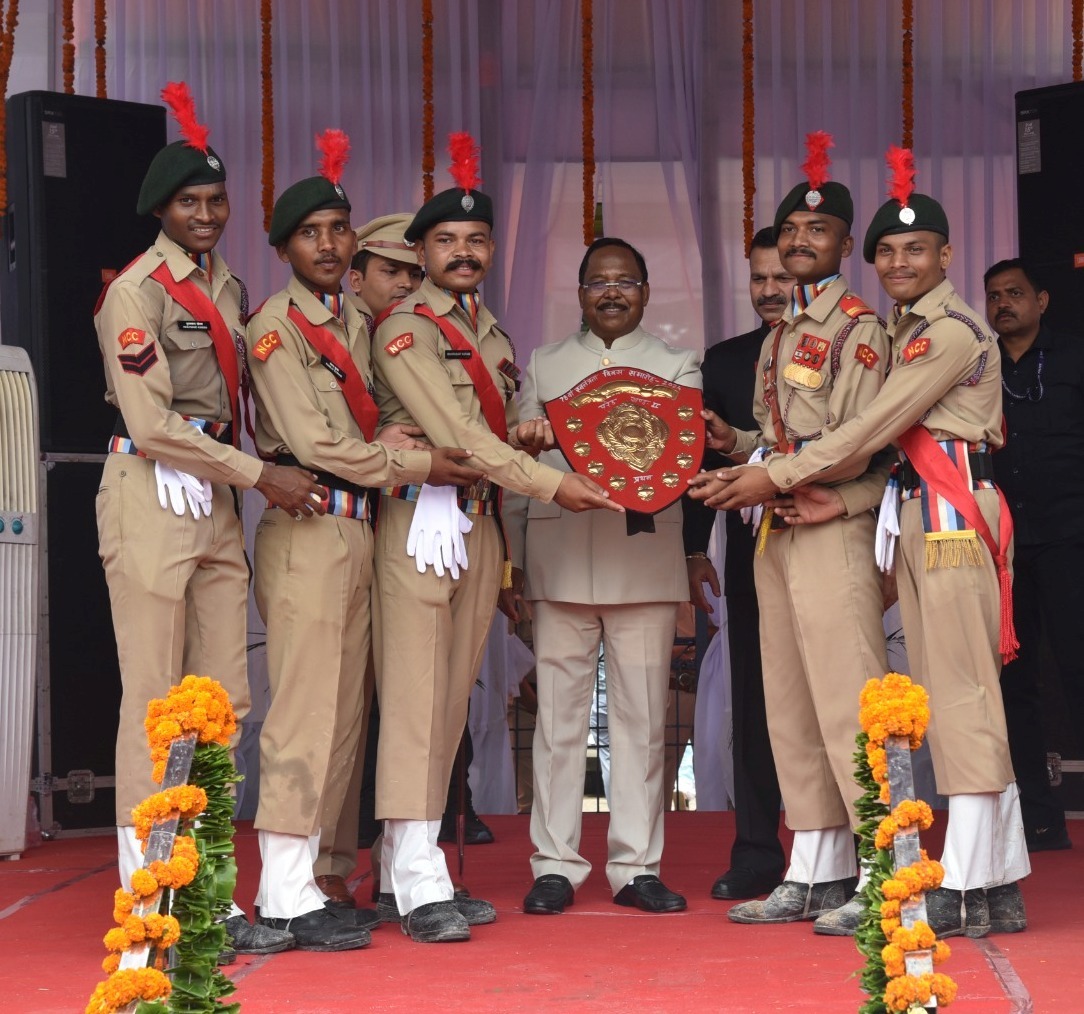 सरगुजा में 78वें स्वतंत्रता दिवस समारोह का गरिमामयी आयोजन, कृषि मंत्री रामविचार नेताम मंत्री ने किया ध्वजारोहण