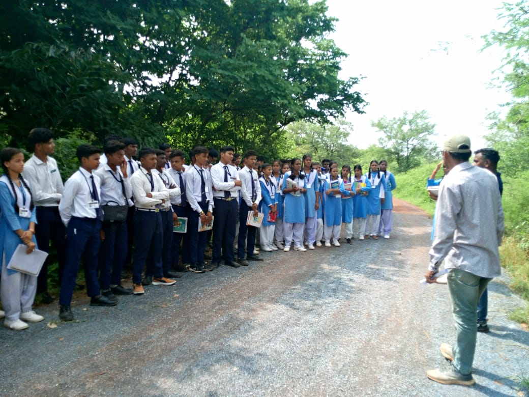 राष्&zwj;ट्रीय मधुमक्&zwj;खी दिवस : जंगल सफारी में विद्यार्थियों ने किया भ्रमण