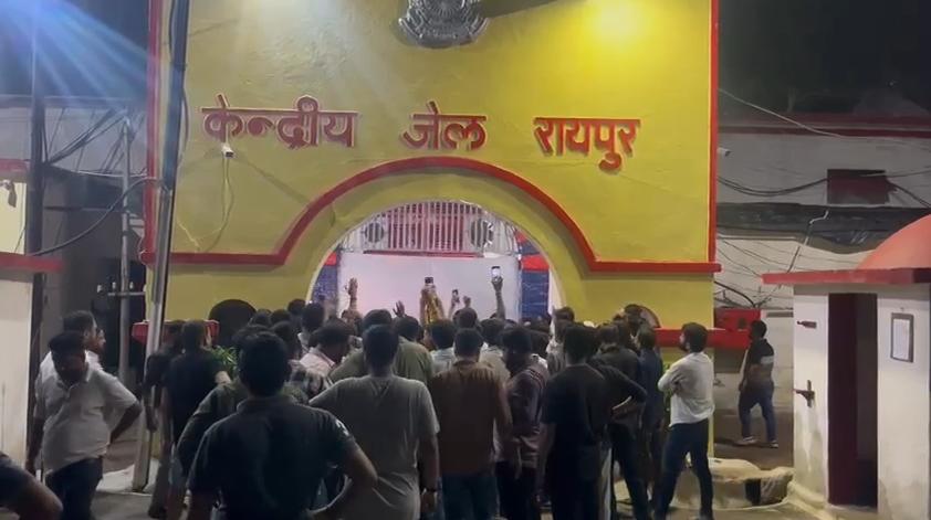 कांग्रेस विधायक देवेंद्र यादव को देर रात सेंट्रल जेल में किया गया दाखिल, बड़ी संख्या में समर्थकों ने जेल परिसर में की नारेबाजी