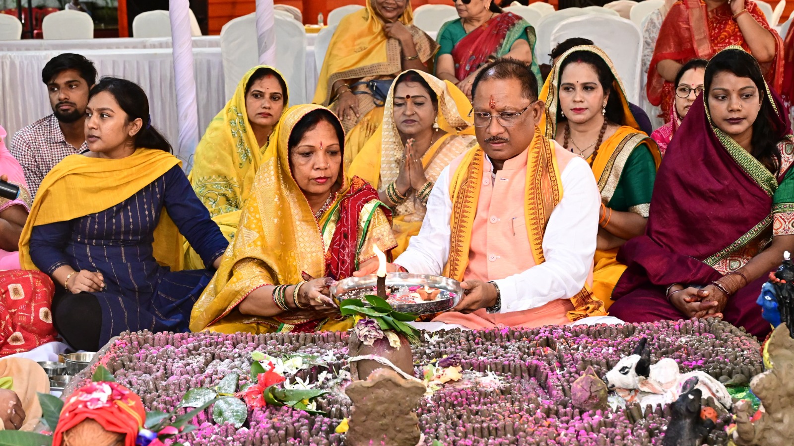 पवित्र सावन मास के अवसर पर मुख्यमंत्री विष्णु देव साय ने मुख्यमंत्री निवास में सपरिवार किया शिव रूद्रामहाभिषेक