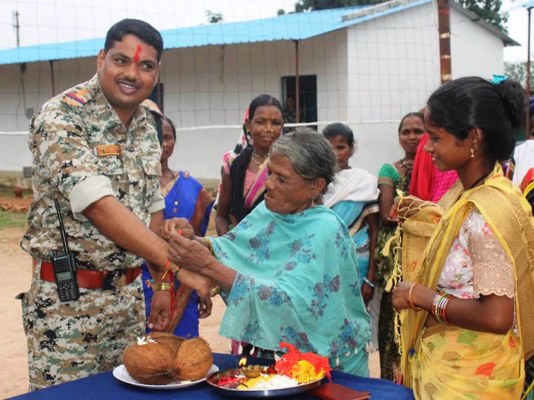 स्वःसहायता समूह की दीदीयों एवं स्कूली छात्राओं ने सुरक्षा बलों के जवानों के कलाई पर बांधी &lsquo;&lsquo;रक्षा सूत्र&rsquo;&rsquo;