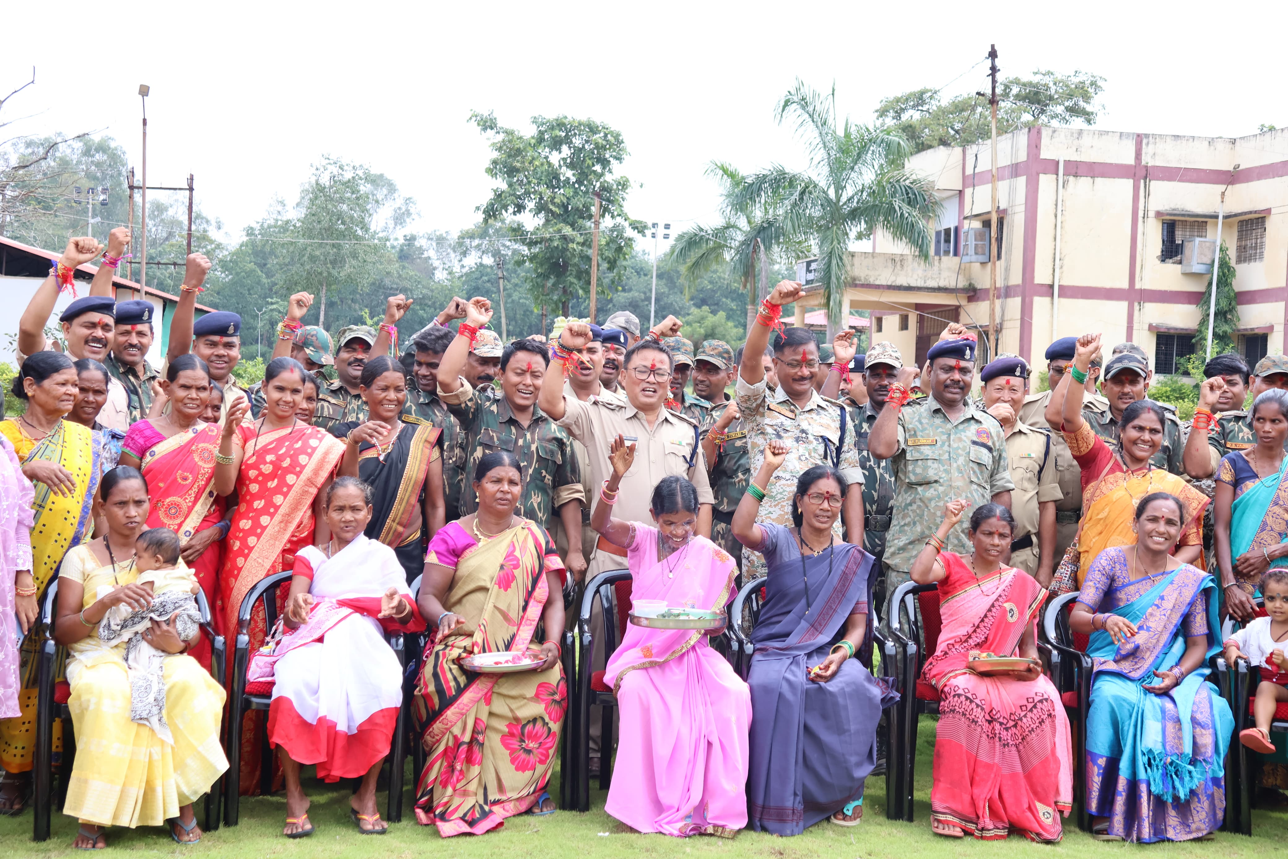 बीजापुर में बहनों ने रक्षाबंधन पर सुरक्षाबलों को बांधी राखी, भावुक हुए जवान
