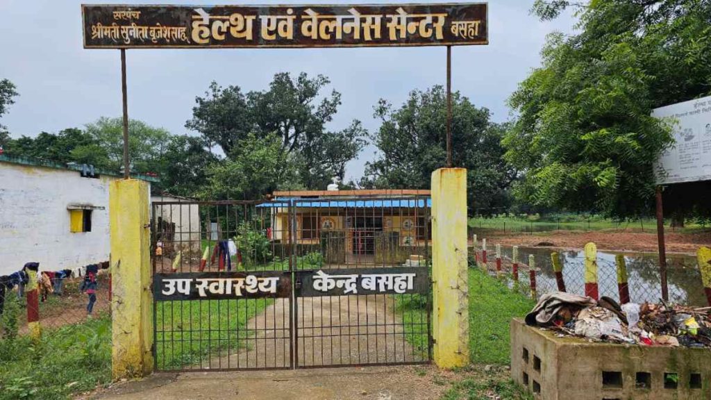 गांवों के स्कूलों और अस्पतालों में अचानक पहुंचे अफसर, कई स्वास्थ्य केंद्र मिले बंद तो कहीं शिक्षक पहुंचे लेट