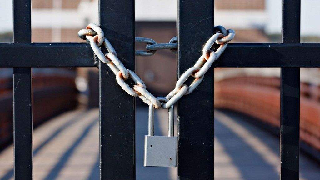 स्कूलों में औचक निरिक्षण के लिए पहुंची कलेक्टर, निर्धारित समय से पूर्व लटका मिला ताला, 9 शिक्षकों के खिलाफ की गई कार्रवाई