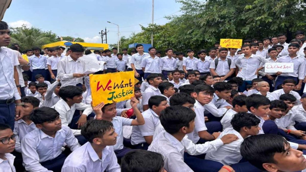 समस्याओं के समाधान के बजाय प्रयास आवासीय विद्यालय के छात्रों को मिलती है धमकी, विरोध में विधानसभा घेराव करने निकले छात्र