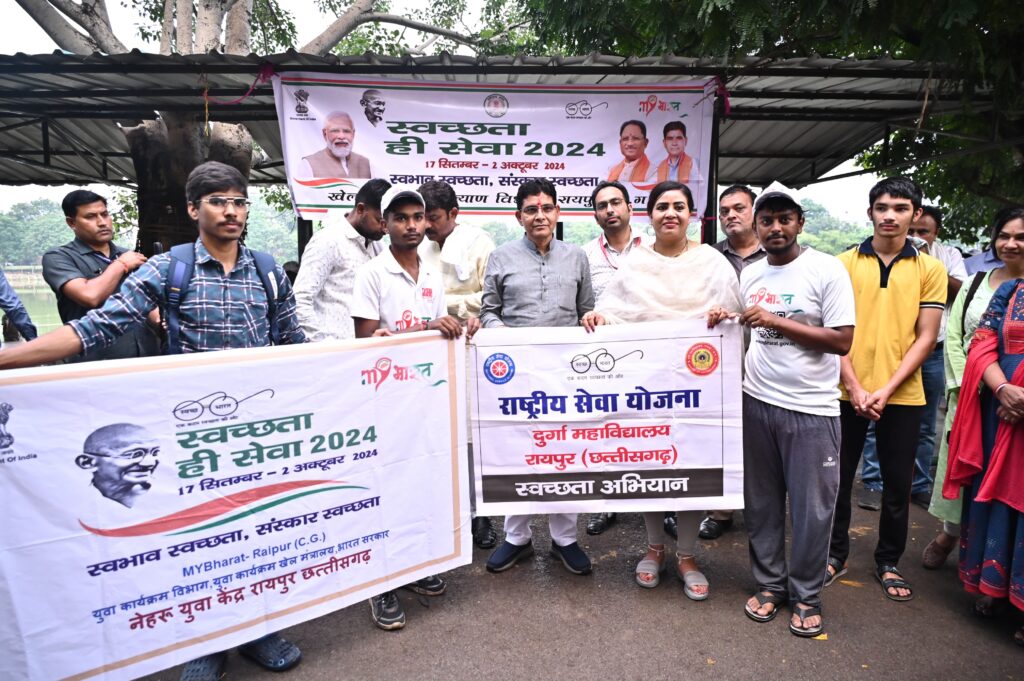 स्वच्छता ही सेवा अभियान में खिलाड़ियों के साथ खेल मंत्री टंक राम वर्मा ने की साफ सफाई