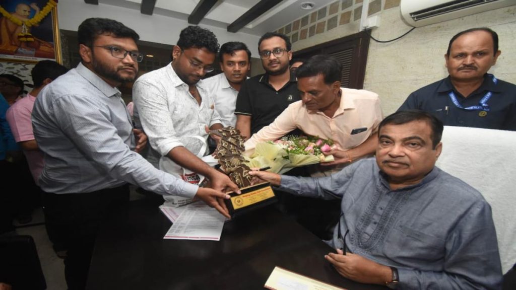 केंद्रीय मंत्री नितिन गडकरी से मिले हेल्पिंग हैंड्स क्लब फाउंडेशन के सदस्य, सेवा कार्यो की दी जानकारी