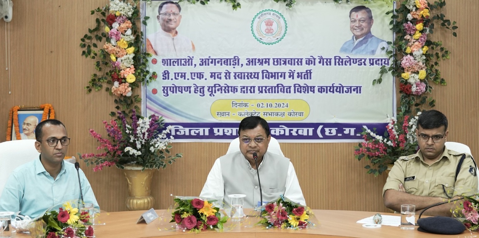 कैबिनेट मंत्री श्री देवांगन ने स्कूल, आंगनबाड़ी में खाना पकाने के लिए गैस सिलेण्डर का किया वितरण