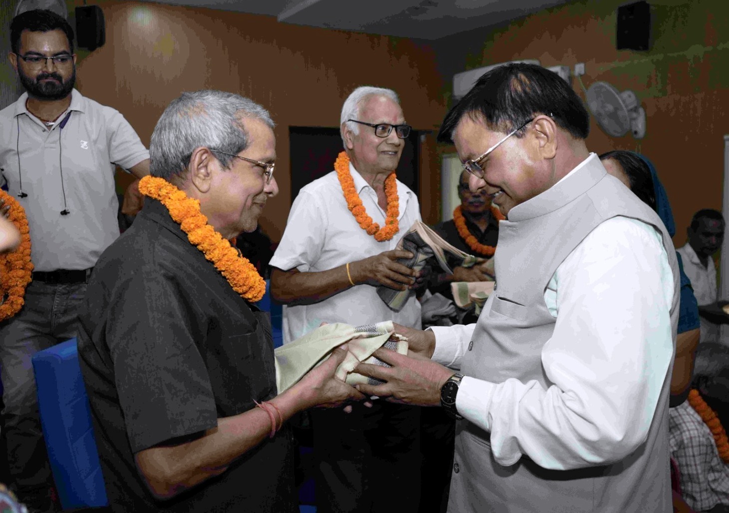 कैबिनेट मंत्री लखन लाल देवांगन ने वृद्धजनों को किया सम्मानित