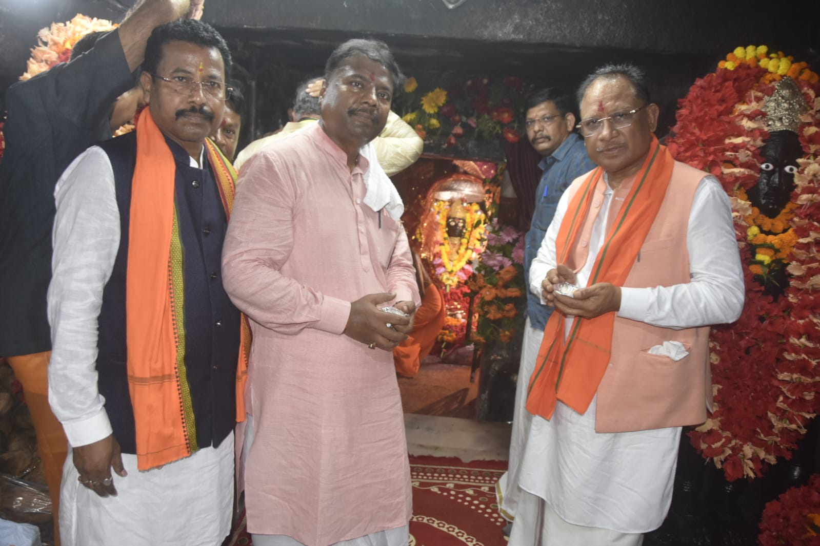 मुख्यमंत्री विष्णु देव साय ने बस्तर की आराध्य देवी मां दंतेश्वरी की पूजा-अर्चना कर प्रदेशवासियों की खुशहाली की कामना की