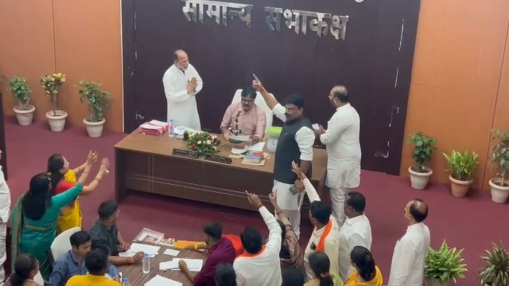 मेट्रो ट्रेन पर गर्माया सदन, भाजपा पार्षदों ने एमओयू तख्ती के साथ किया हंगामा