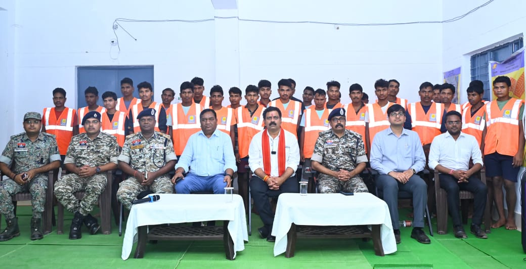 पुनर्वास केन्द्र बीजापुर में आत्मसमर्पित नक्सलियों से उप मुख्यमंत्री विजय शर्मा ने किया संवाद