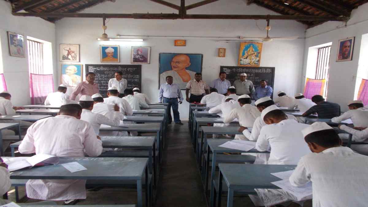 जेल में शिक्षा की अलख जगा रहे कैदी : तिहाड़ के बाद रायपुर सेंट्रल जेल में सबसे ज्यादा बंदी कर रहे पढ़ाई