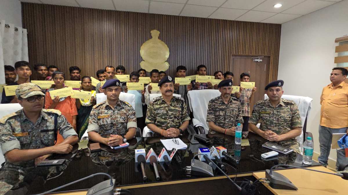 तेलंगाना, आंध्र और ओडिशा बॉर्डर में सक्रिय 22 नक्सलियों ने किया सरेंडर, सरकार की योजनाओं से प्रेरित होकर हिंसा का किया त्याग