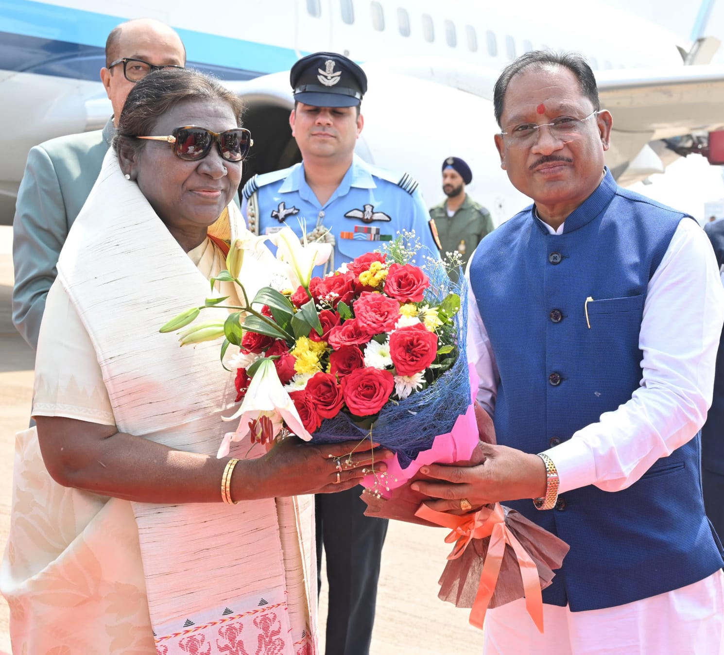 रायपुर पहुंचीं राष्ट्रपति द्रौपदी मुर्मू, राज्यपाल डेका और मुख्यमंत्री साय ने किया स्वागत