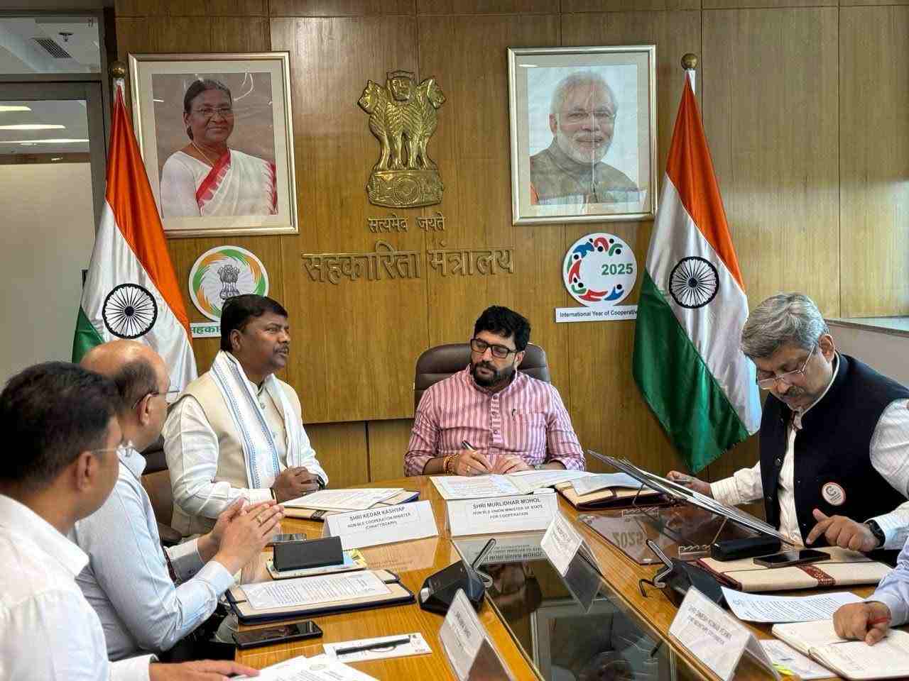 केंद्रीय राज्यमंत्री से मंत्री केदार कश्यप ने की मुलाकात, सहकारिता क्षेत्र में छत्तीसगढ़ की बताई उपलब्धियां, विभिन्न मांगों और लक्ष्यों पर की बातचीत