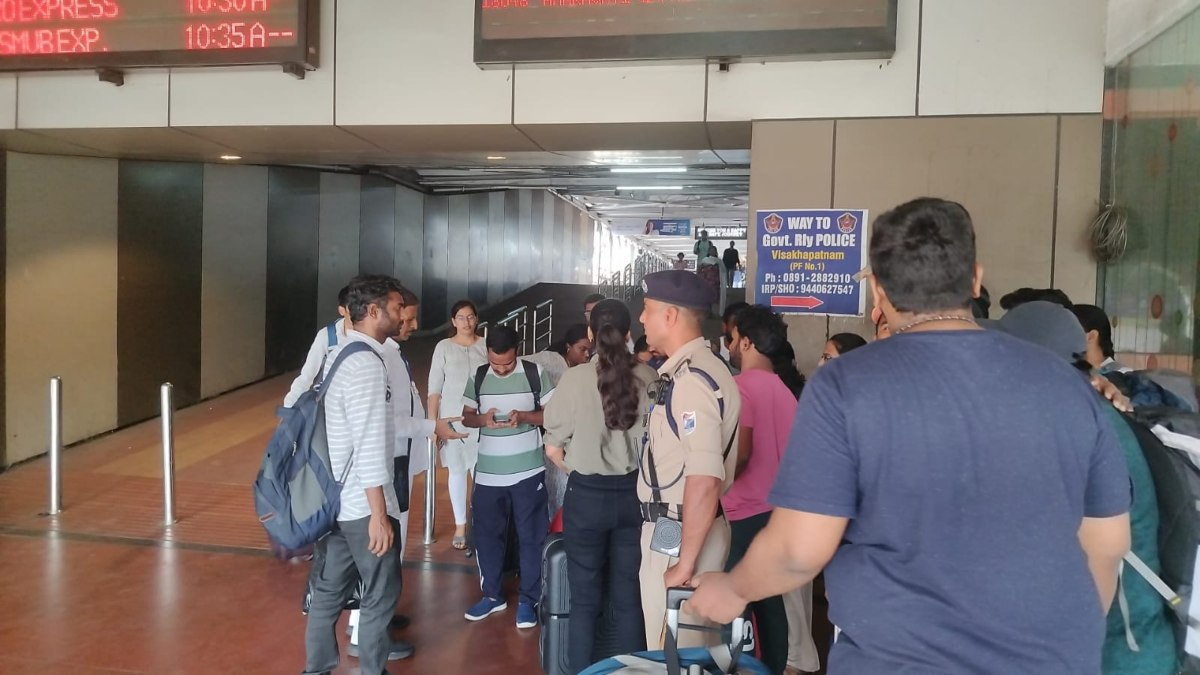 बिना टिकट यात्रा करने वालों पर रेलवे की कड़ी कार्रवाई, तीन दिनों में वसूला 17 लाख रुपये का जुर्माना