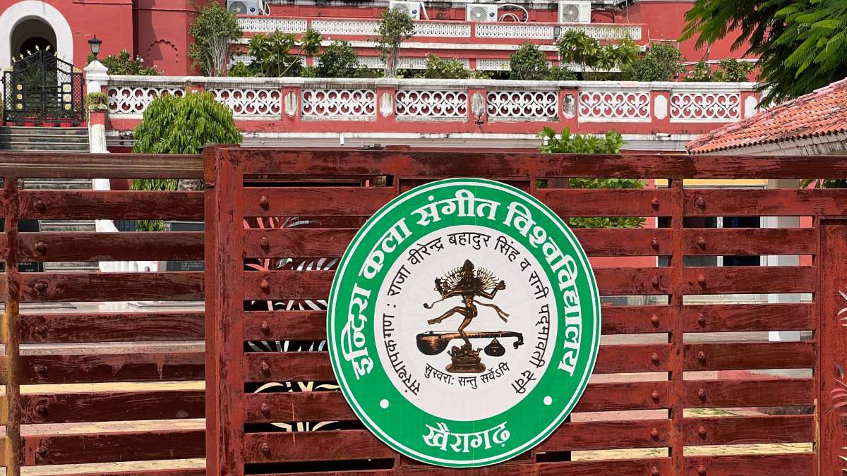 इंदिरा कला संगीत विश्वविद्यालय पर वित्तीय अनियमितताओं और&nbsp;अस्थायी कुलपति की नियुक्ति में अपारदर्शिता बरतने का आरोप, कलेक्टर से की जांच की मांग