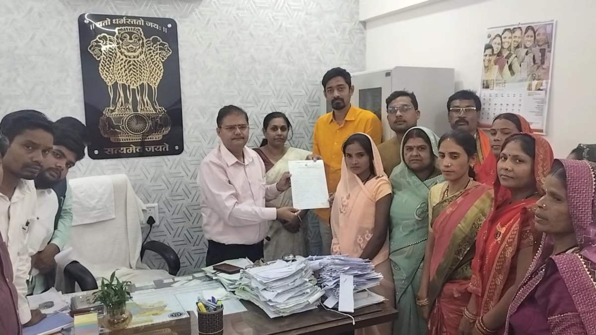 गांव में शराब दुकान खोलने का विरोध : महिलाएं बोलीं : किसी भी कीमत पर नहीं खुलने देंगे शराब दुकान, ग्रामीणों ने उग्र आंदोलन की दी चेतावनी