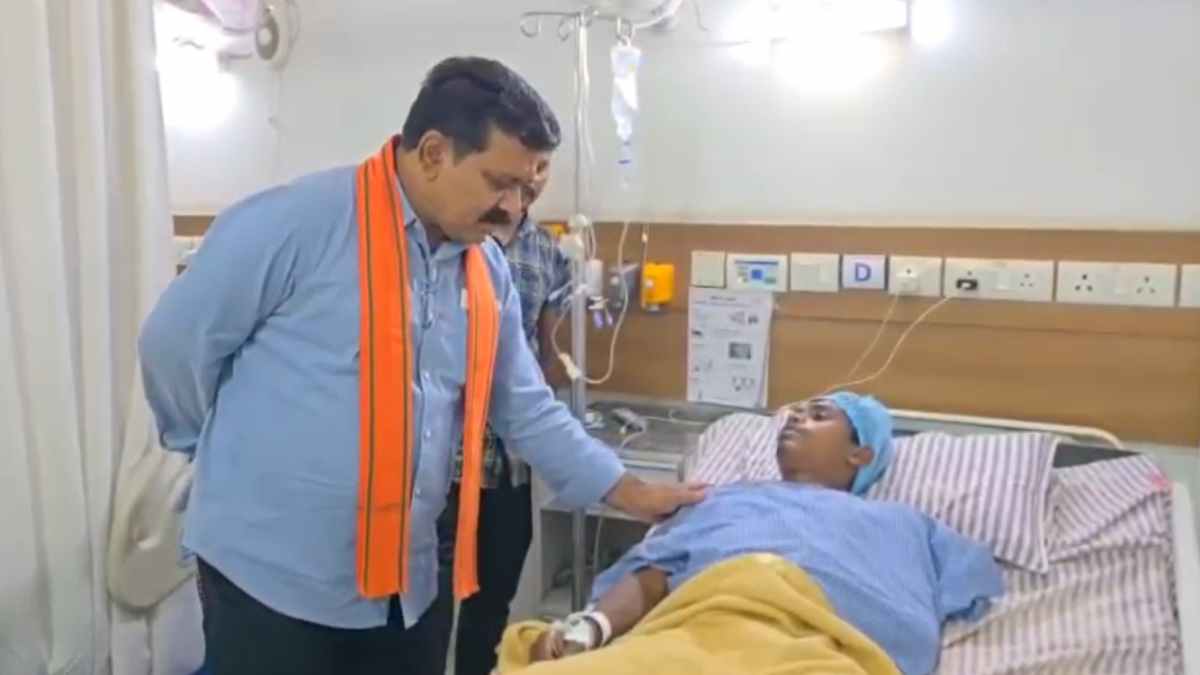 डिप्टी सीएम विजय शर्मा पहुंचे अस्पताल, मुठभेड़ में घायल जवानों का जाना हालचाल