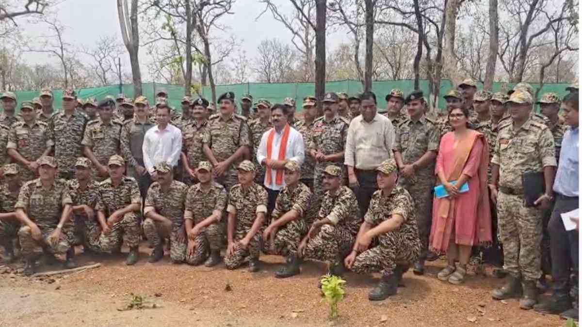 गृहमंत्री ने बढ़ाया जवानों का हौसला : नक्सल प्रभावित इलाके में पहुंचे विजय शर्मा, कहा &ndash; माओवादी मुख्यधारा से जुड़ें, सरकार दिलाएगी पुनर्वास नीति का लाभ