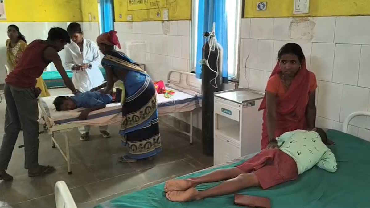 70 बच्चों की तबीयत बिगड़ी, छिपकली गिरी मध्याह्न भोजन बच्चों को परोसा, अस्पताल में चल रहा ईलाज