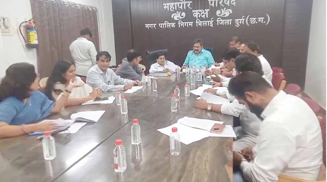 अवैध होर्डिंग्स, फ्लैक्स लगाने वालों की अब खैर नहीं, इंदौर से सीख लेकर नगर निगम ने की पहल