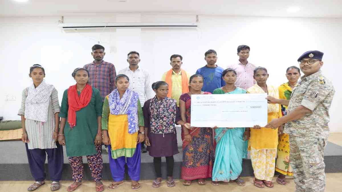 13 नक्सलियों ने किया आत्मसमर्पण, सरकार की नीति से प्रभावित होकर छोड़ा हिंसा का रास्ता