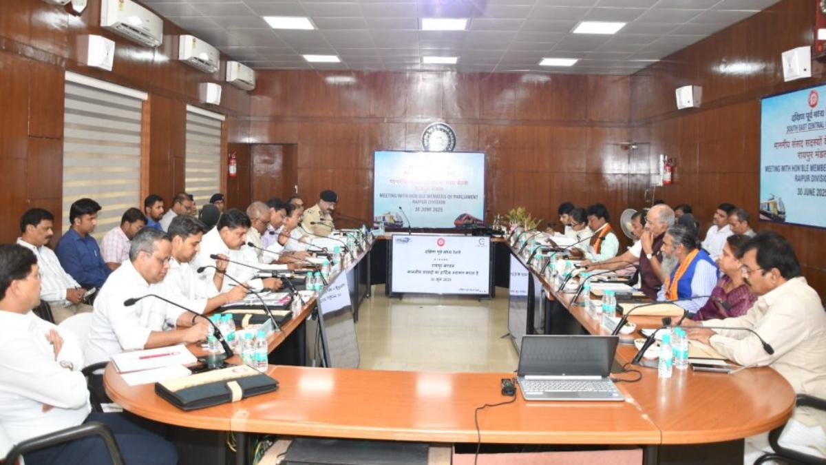 रायपुर रेलवे मंडल में विकास की बढ़ेगी रफ्तार: GM के साथ सांसदों की बैठक में यात्री सुविधाओं और नई ट्रेनों पर हुई अहम चर्चा