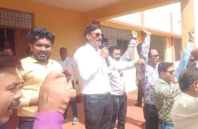 स्कूल छोड़ सड़कों पर उतरा शिक्षकों का सैलाब, स्कूलों में पढ़ाई ठप, 23 प्रदेश संचालक अलग-अलग जिलों में गरजे, सरकार पर जमकर बरसे