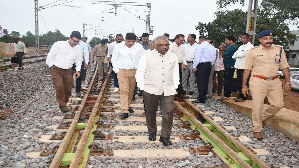 अभनपुर-राजिम के बीच जल्द दौड़ेगी पैसेंजर ट्रेन, रेल महाप्रबंधक ने किया निरीक्षण, अधिकारियों को दिए जरूरी निर्देश