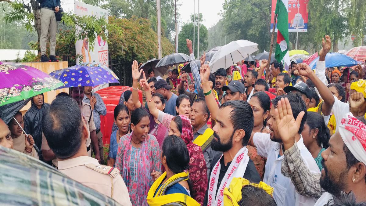 आदिवासी समाज ने वन अधिकार नियमों में बदलाव का किया कड़ा विरोध, मुख्यमंत्री के नाम सौंपा ज्ञापन