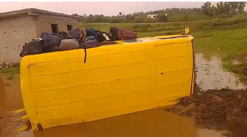 खेत में पलटी बच्चों से भरी स्कूल वैन, घटना स्थल पर मची अफरा-तफरी