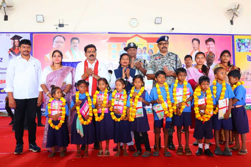 बीजापुर में शिक्षा को नई रफ्तार: उपमुख्यमंत्री विजय शर्मा ने 16 स्कूलों का किया शुभारंभ, बच्चों को बांटी वेलकम किट