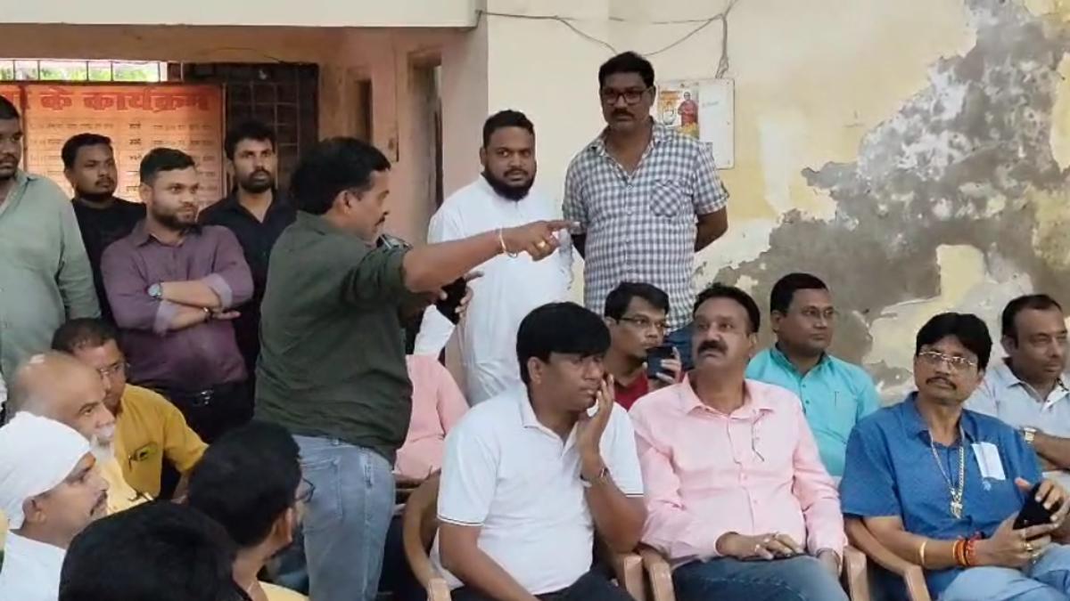 कांग्रेस की बैठक में फूटा कार्यकर्ताओं का गुस्सा, पूर्व मंत्री के सामने जमकर निकाली भड़ास&hellip;