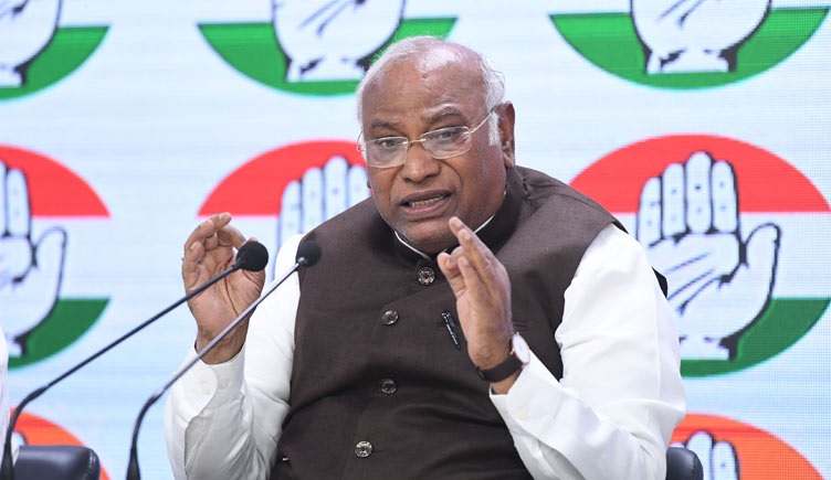 कांग्रेसियों को रिचार्ज करने आज पहुंचेंगे खरगे, दिग्गजों के साथ एकजुटता का देंगे संदेश