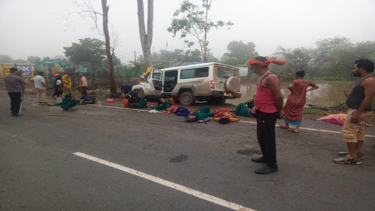 MP भीषण सड़क हादसे में 3 महिलाओं की मौतः अयोध्या दर्शन कर छत्तीसगढ़ लौट रहे परिवार का वाहन पेड़ से टकराया, 4 की हालत गंभीर