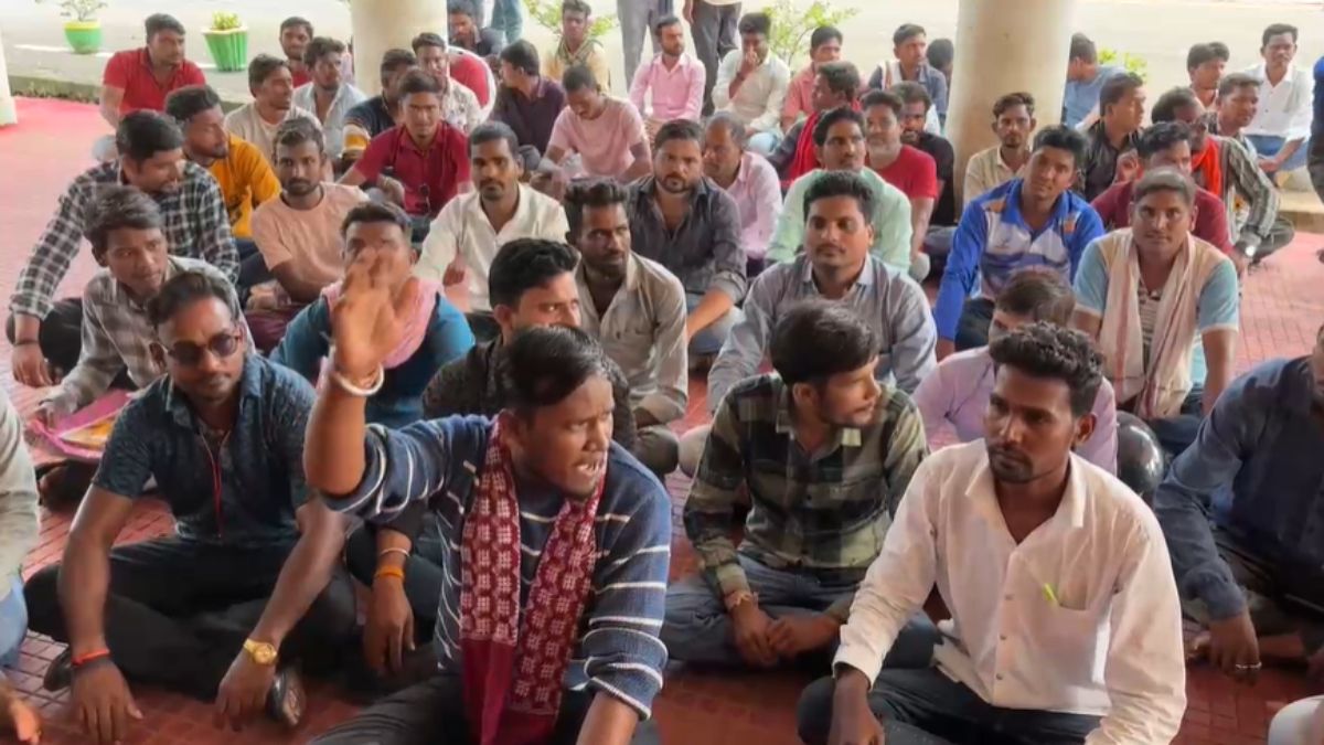 शक्कर कारखाने से 250 श्रमिकों की छंटनी, आक्रोशित मजदूरों ने कलेक्टर कार्यालय का घेराव कर जमकर नारेबाजी की